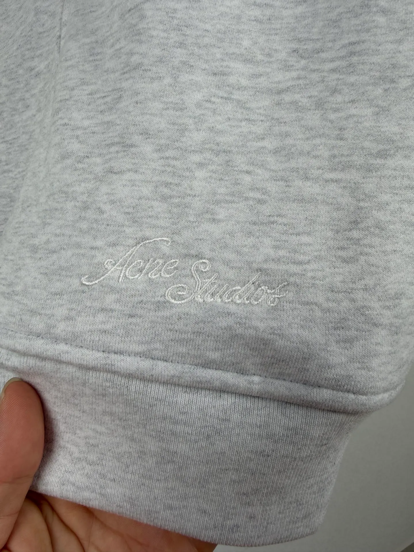 ACNE Studios embroidered logo zipper jacket. Customized cloud velvet double-ply soft cotton. Draped and crisp. The cloud is soft and skin-friendly. It is as quiet and melancholy as the deep sea mist blue. It smudges a collection-level luxury and elegance in silence. The echoing floral embroidery logo on the front and back is embroidered with fine silk thread to create the unique luxury logo totem of Acne Studios. It inherits the minimalist core of Scandinavia and integrates the edge of Retro street trend. The half-zip stand-up collar has a neat and elegant silhouette, redefining the style and aura of light luxury wear. Process 1: Using imported machine embroidery technology, using advanced computer control systems and precision mechanical components to realize the Acne Studios logo work with high precision and smooth and delicate lines. Process 2: The fabrics have been fermented and washed for better hand feel and texture. Not easy to deform, not easy to shrink, not easy to fade, and maintain long-term beauty. Accessories: Customized 1:1 Acne zipper Customized 1:1 Acne trademark Fit: Loose fit Size: S M L XL
